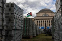 علم فلسطين يرفرف داخل حرم جامعة كولومبيا في نيويورك بعدما رفعه طلاب مؤيدون لفلسطين (أ.ف.ب)